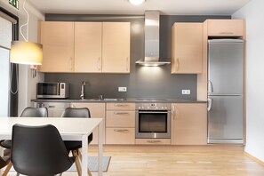 Kühlschrank, Mikrowelle, Ofen, Herdplatte