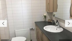 Douche, sèche-cheveux, serviettes fournies, savon