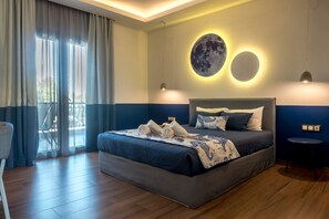 Ein Schlafzimmer mit einem großen Bett, zwei Nachttischlampen, einer Wanddekoration im Monddesign und Blick ins Freie durch ein Fenster mit Vorhängen.
