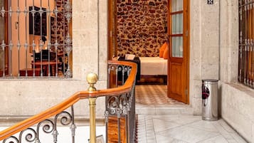 Junior Suite 1 King Bed | Premium bedding, minibar, in-room safe, desk