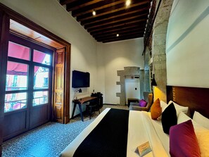 Superior Room 1 King Bed | Premium bedding, minibar, in-room safe, desk - Casa de la Luz Hotel Boutique (Mexico City)