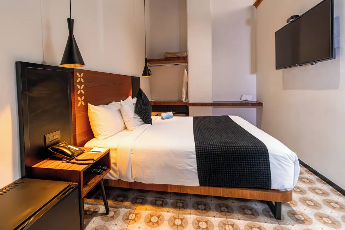 Standard Room 1 Queen Bed