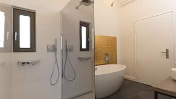 Deluxe-Suite | Badezimmer | Designer-Toilettenartikel, Haartrockner, Handtücher