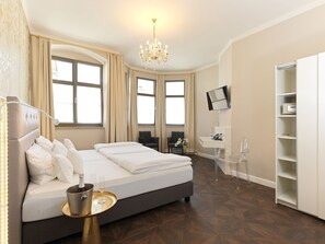 Deluxe Suite | Premium bedding, individually decorated, individually furnished, desk - Lodner Genießerhotel Drei Mohren (Lauingen)