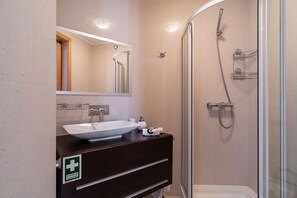 Apartamento de lujo, 2 habitaciones | Baño | Ducha, secador de pelo, bidé y toallas
