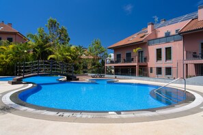 Una piscina al aire libre
