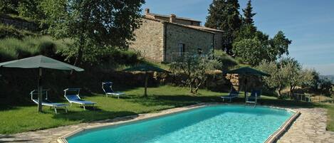 Piscine extérieure en saison