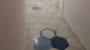 A hallway with white walls and hexagonal patterned flooring. - I Colori del Mare (Milazzo)