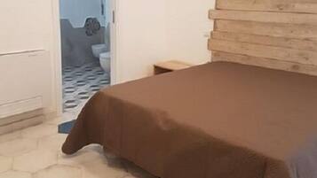 Camera con letto matrimoniale o 2 letti singoli, terrazzo | Con stile personalizzato, con arredamento individuale, una scrivania