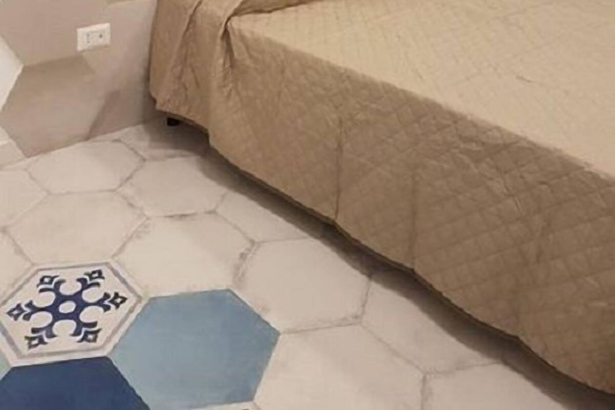 Desk, laptop workspace, soundproofing, free cots/infant beds
