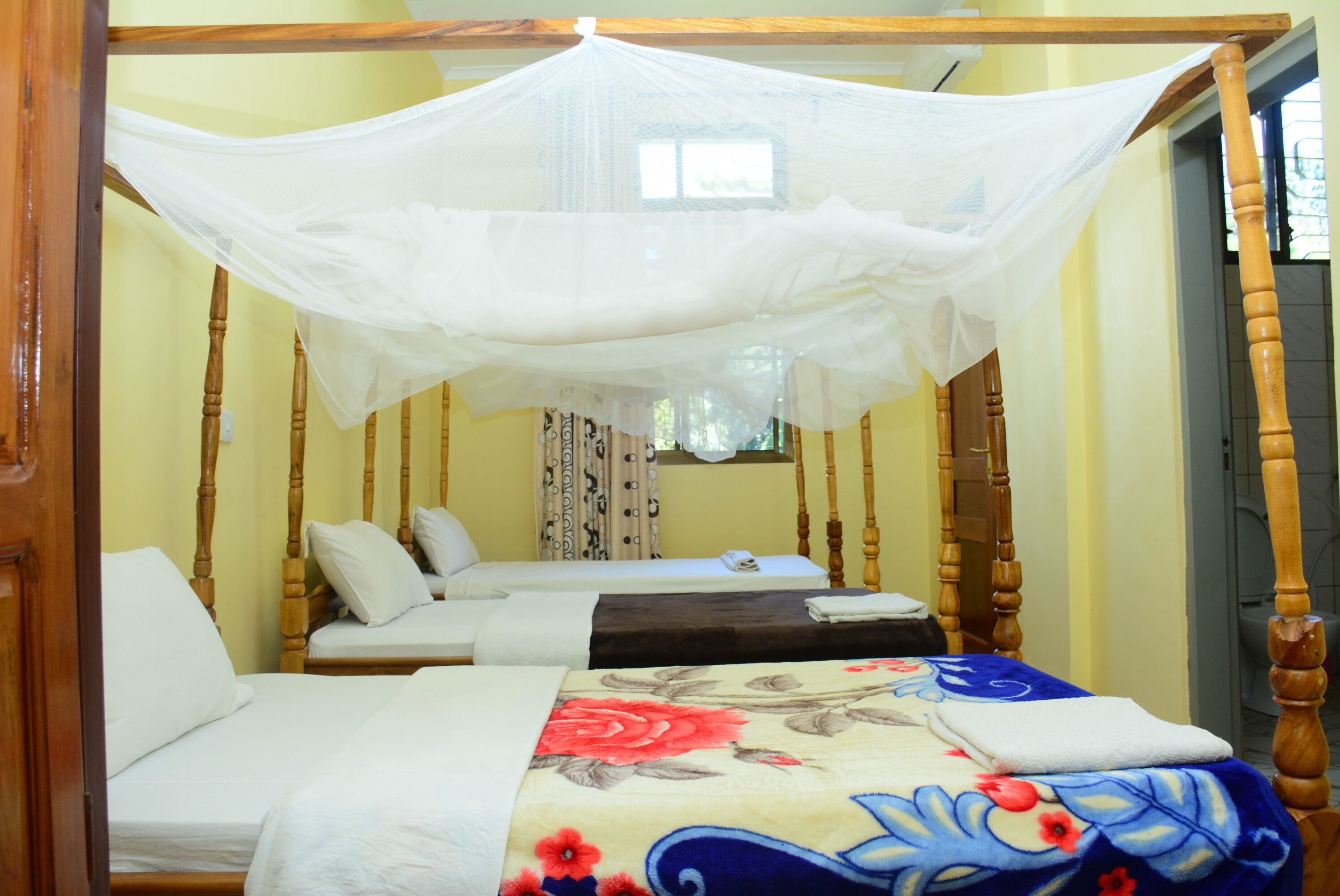 Triple Room | Desk, iron/ironing board, free WiFi, bed sheets