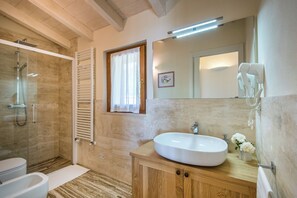 Panoramic Apartment | Bathroom | Shower, free toiletries, hair dryer, bidet - Casa Vacanze Squarcialupi (Castellina in Chianti)