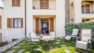 Panoraamahuoneisto, näköala mäelle (4) | Terassi/patio