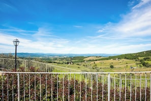 Apartament panoràmic, vistes al turó | Vista des de l'habitació