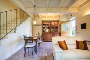 Romantic Apartment (3) | Living area - Casa Vacanze Squarcialupi (Castellina in Chianti)