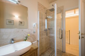 Apartemen Romantis (3) | Kamar mandi | Shower, perlengkapan mandi gratis, pengering rambut, dan kloset