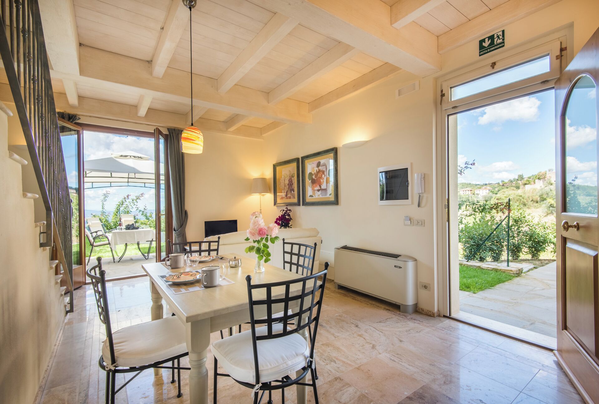 Appartement Panoramique, vue colline | Coin séjour | Télévision à écran plat