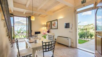 Panoramic-Apartment, HĂŒgelblick | Wohnbereich | Flachbildfernseher