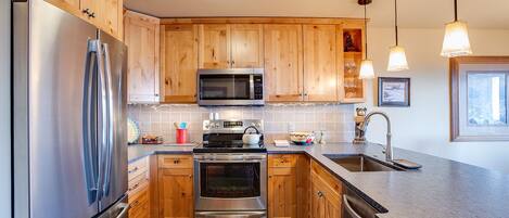 Réfrigérateur, four, plaque de cuisson, cafetière/bouilloire