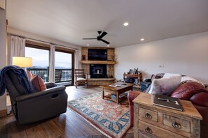 TV, fireplace