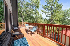 Outdoor dining - Fawnskin Family Cabin - North Shore, Foosball, Fireplace. Deck (Fawnskin)