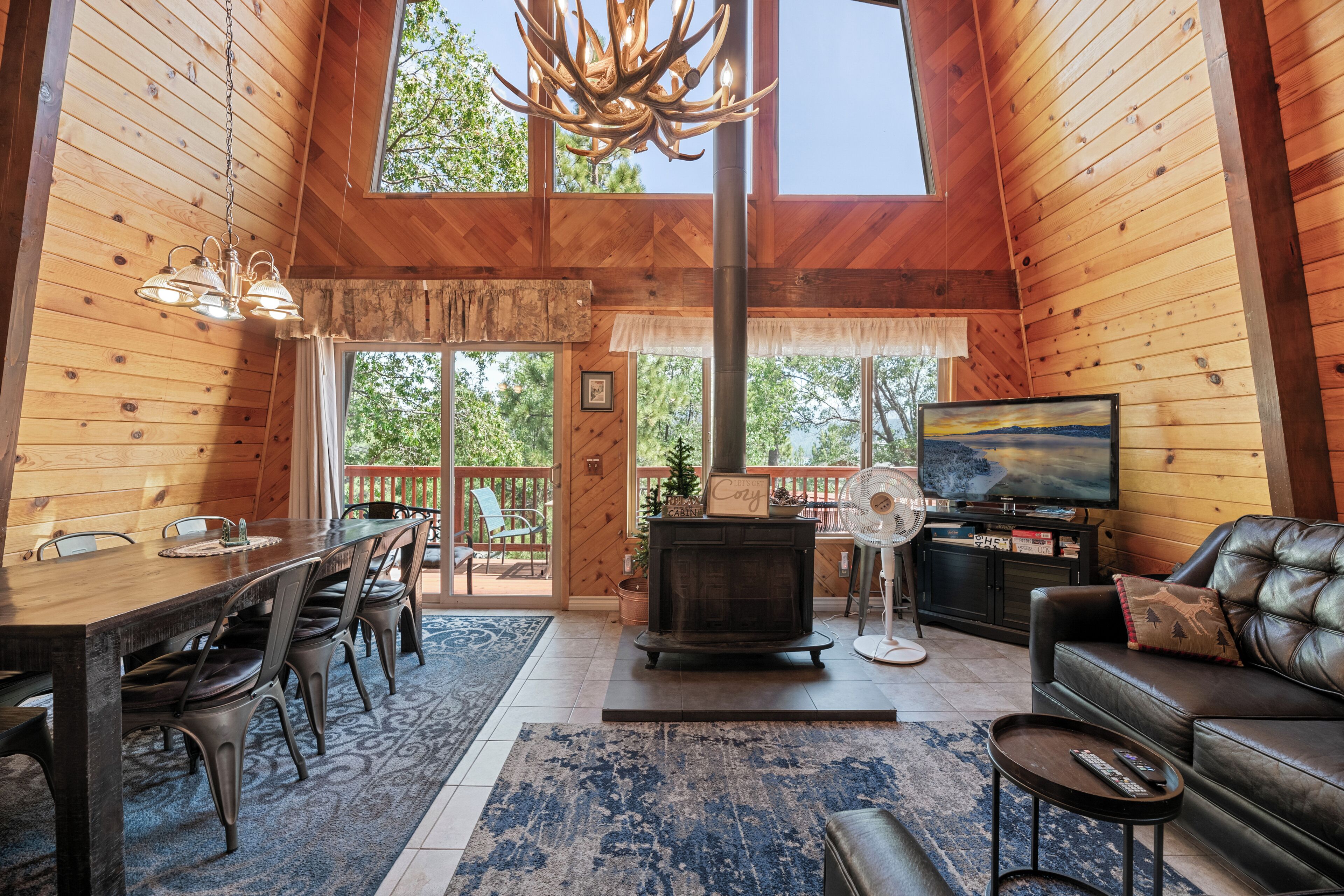 Een smart-tv, een open haard, Netflix en een dvd-speler