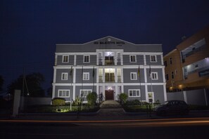 Een gebouw met twee verdiepingen, met een bord waarop staat: “His Majesty's Hotel”.