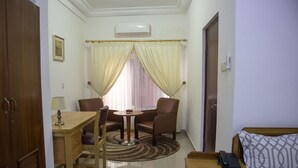 Standard Double Room | Bar mini, peti besi dalam bilik, meja, kalis bunyi 