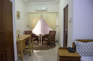 Quarto casal standard | 1 quarto, frigobar, cofres nos quartos, escrivaninha