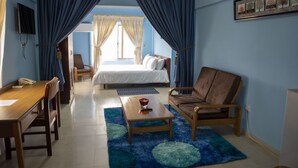 Exclusive Apartment | Bar mini, peti besi dalam bilik, meja, kalis bunyi 