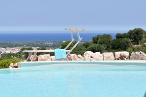 Piscine extérieure (ouverte en saison), parasols de plage