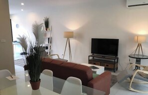 Smart TV, offices - Beautiful modern house across the road from beach (Tambon Bo Put)