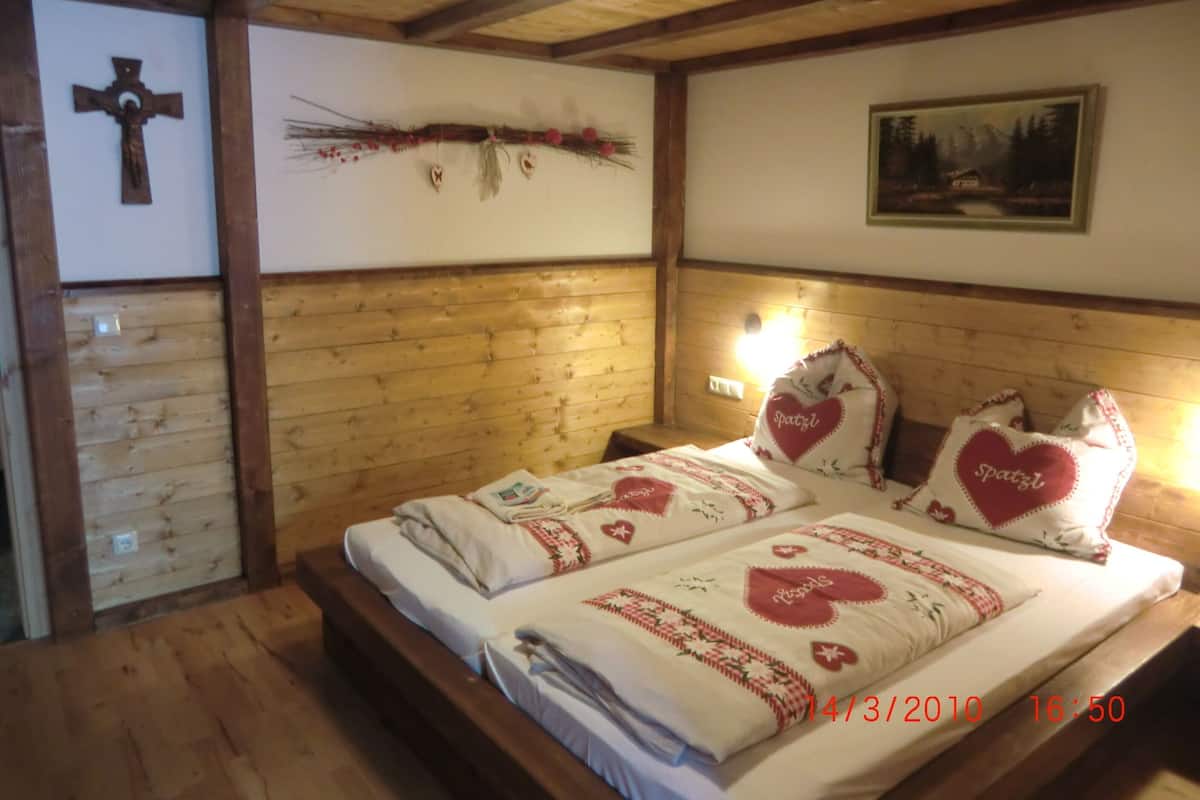 Quarto família | Roupas de cama antialérgicas, escrivaninha, cortinas blackout