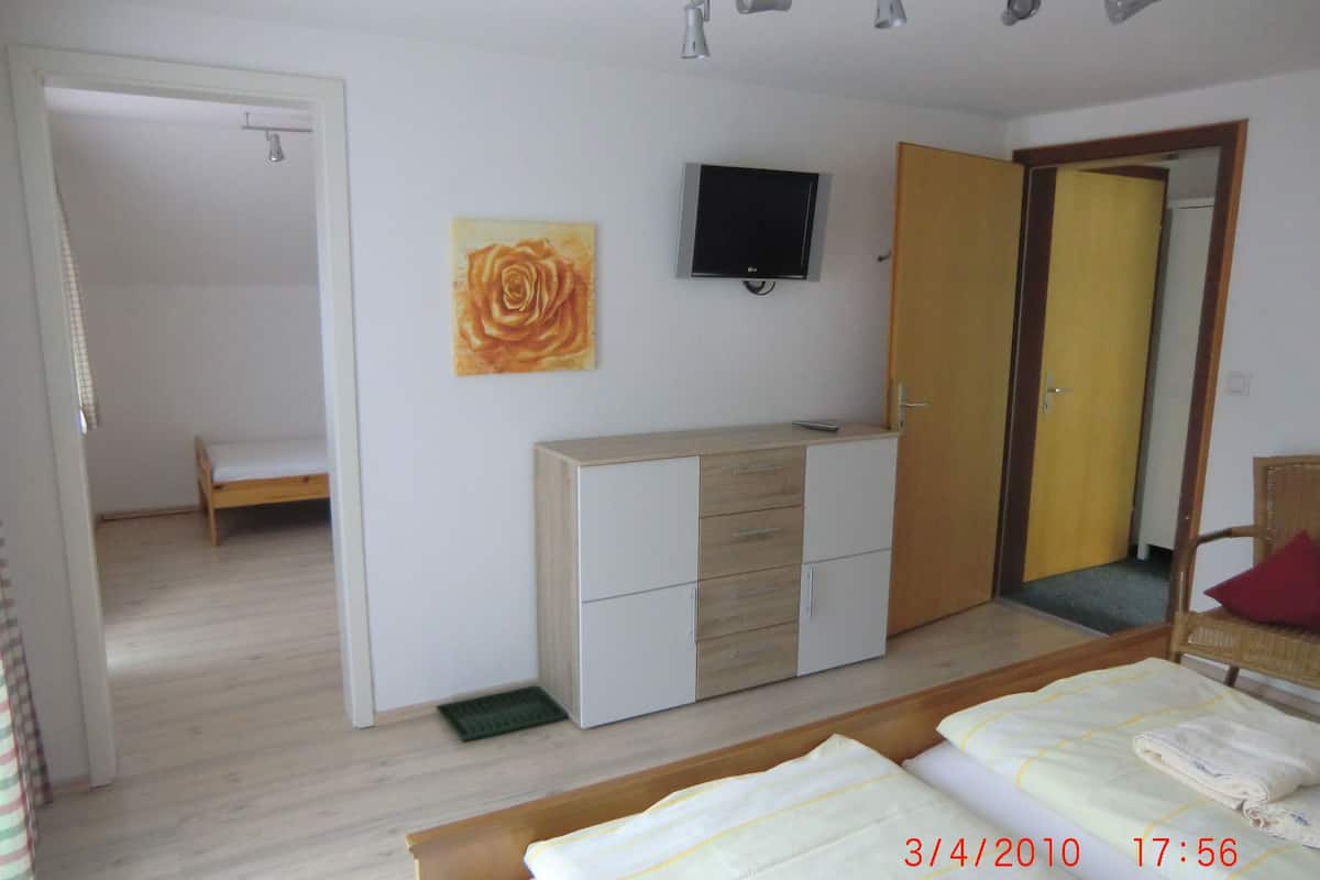 2 slaapkamers, hypoallergeen beddengoed, een bureau