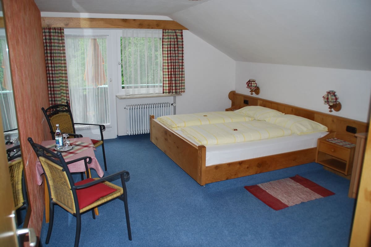 Tweepersoonskamer, balkon | 2 slaapkamers, hypoallergeen beddengoed, een bureau