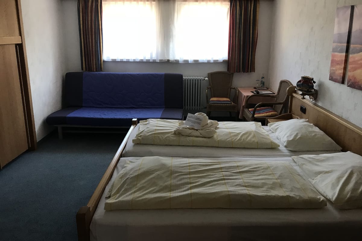 Quarto casal família, sacada | Roupas de cama antialérgicas, escrivaninha, cortinas blackout