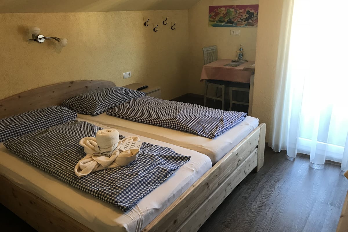Quarto casal | Roupas de cama antialérgicas, escrivaninha, cortinas blackout
