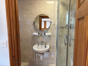 Deluxe Studio | Bathroom | Shower, free toiletries, hair dryer, towels - Whortleberry Studio B&B (Minehead)