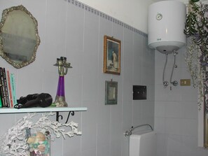 Shower, rainfall showerhead, free toiletries, hair dryer