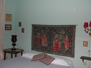 Minibar, free WiFi, bed sheets