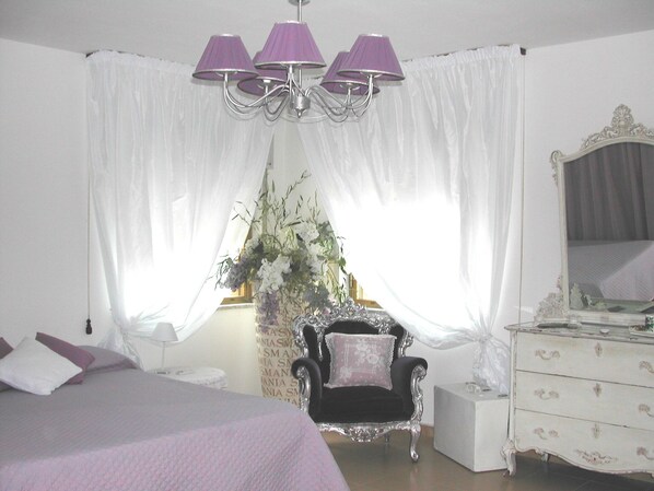 Minibar, free WiFi, bed sheets