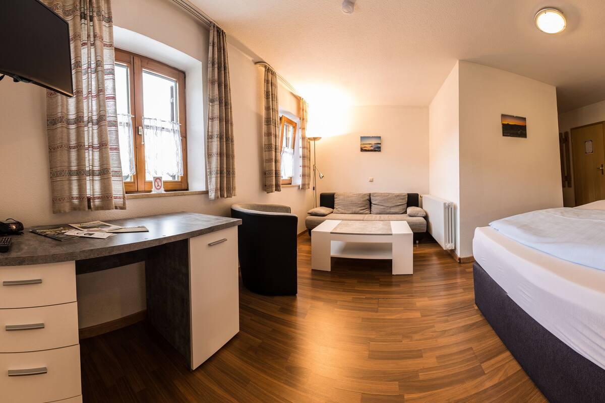 Kamar Double Basic | Kedap suara dan Wi-Fi gratis