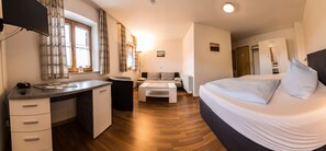 Quarto casal básico | Quartos à prova de som, Wi-Fi de cortesia