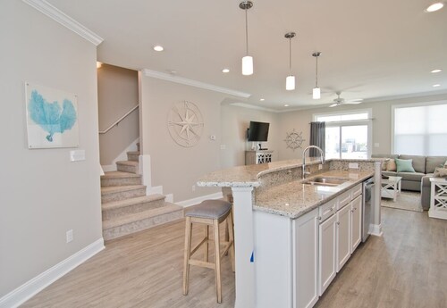 Seaside Villas, 3 kerroksinen, hissi, autotalli, 4 makuuhuonetta, 3. 5 kylpy. Nukkuu 8-10