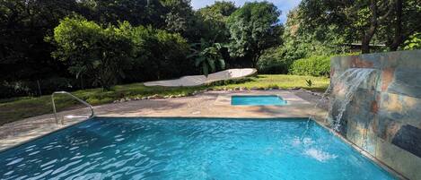 Una piscina al aire libre