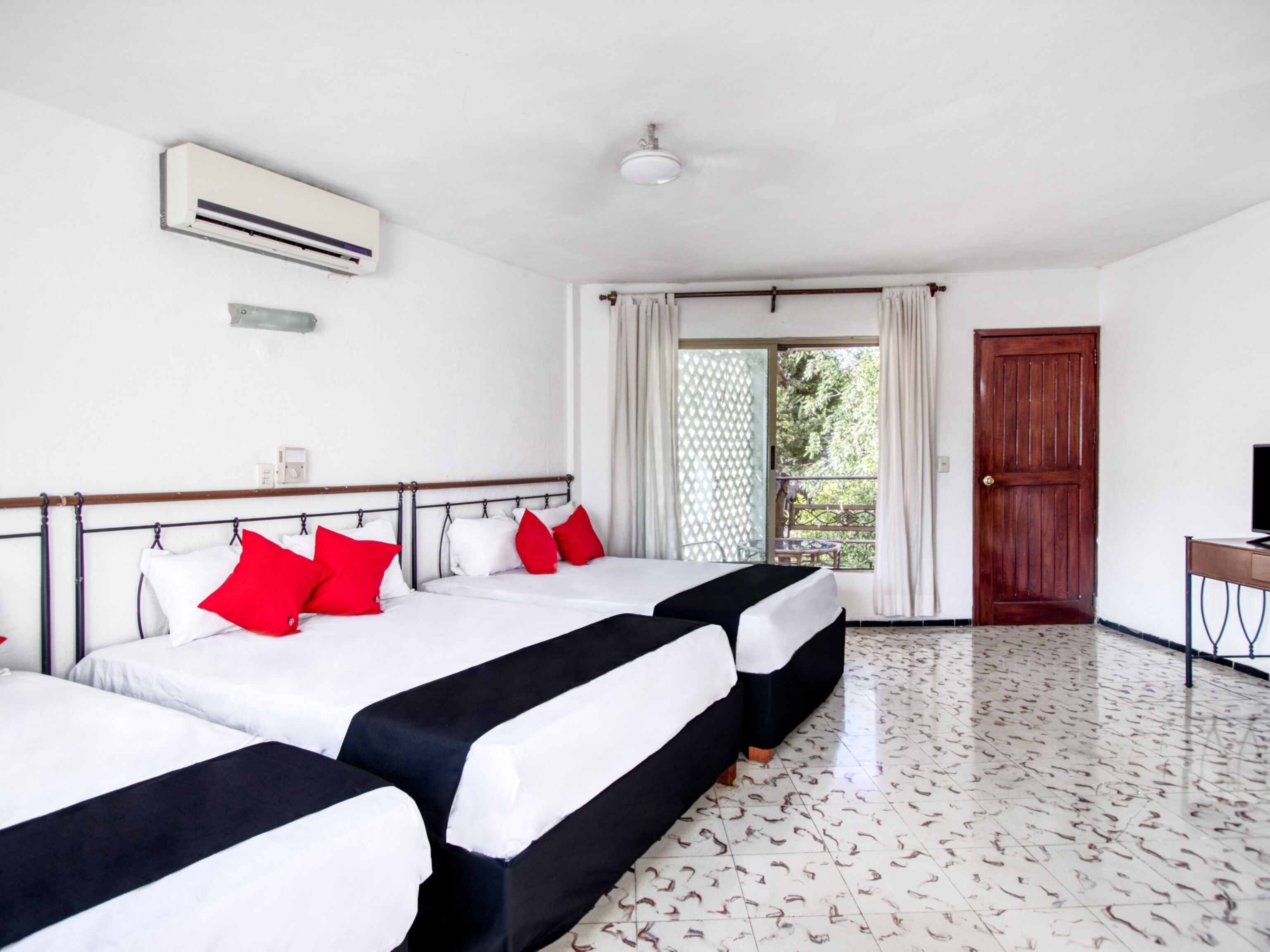 Escritorio, wifi gratis y ropa de cama 