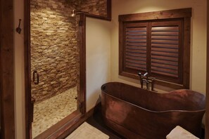 Combined shower/tub, hair dryer, towels