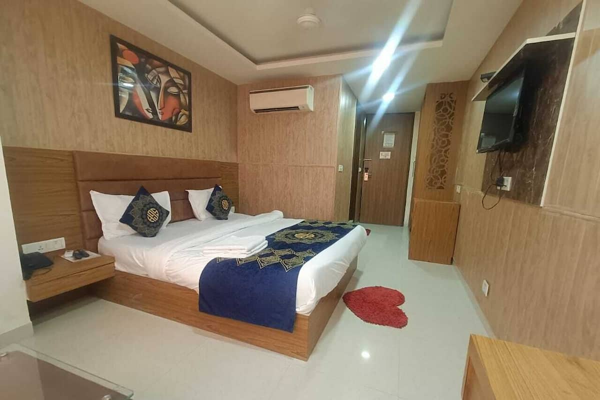 Desk, soundproofing, iron/ironing board, free WiFi