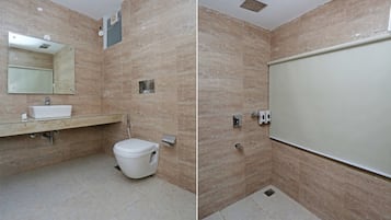 Familie vierpersoonskamer, 1 slaapkamer | Badkamer | Een douche, gratis toiletartikelen, een haardroger, handdoeken