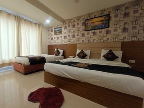 Superior Triple Room | Desk, soundproofing, iron/ironing board, free WiFi